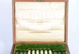 Mappin & Webb (1775),  - Conjunto com 12 garfos e 12 facas para frutas/queijo de prata inglesa contrastada, cabos de madrepérola. No estojo.