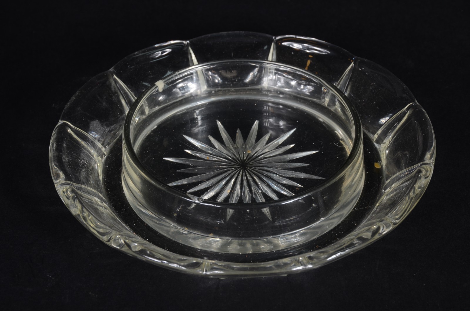 Queijeira com presentoir de cristal lapidado (pequeno bicado no... - foto 3 de 5