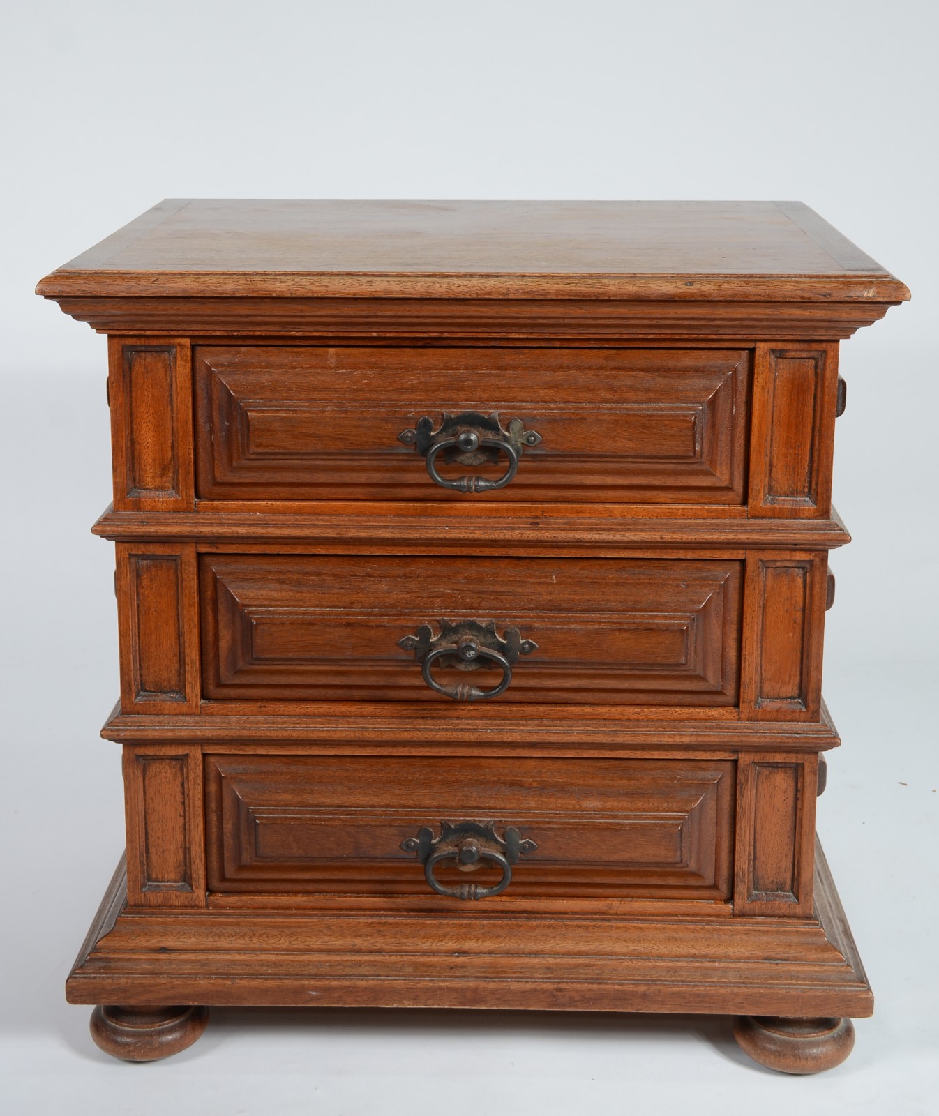 Mesa auxiliar de madeira nobre com três gavetas. Estilo colonial... - foto 2 de 5