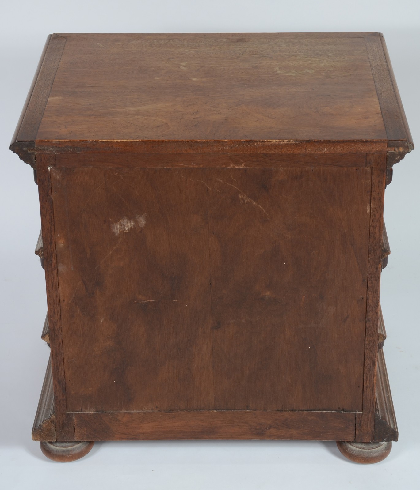 Mesa auxiliar de madeira nobre com três gavetas. Estilo colonial... - foto 5 de 5