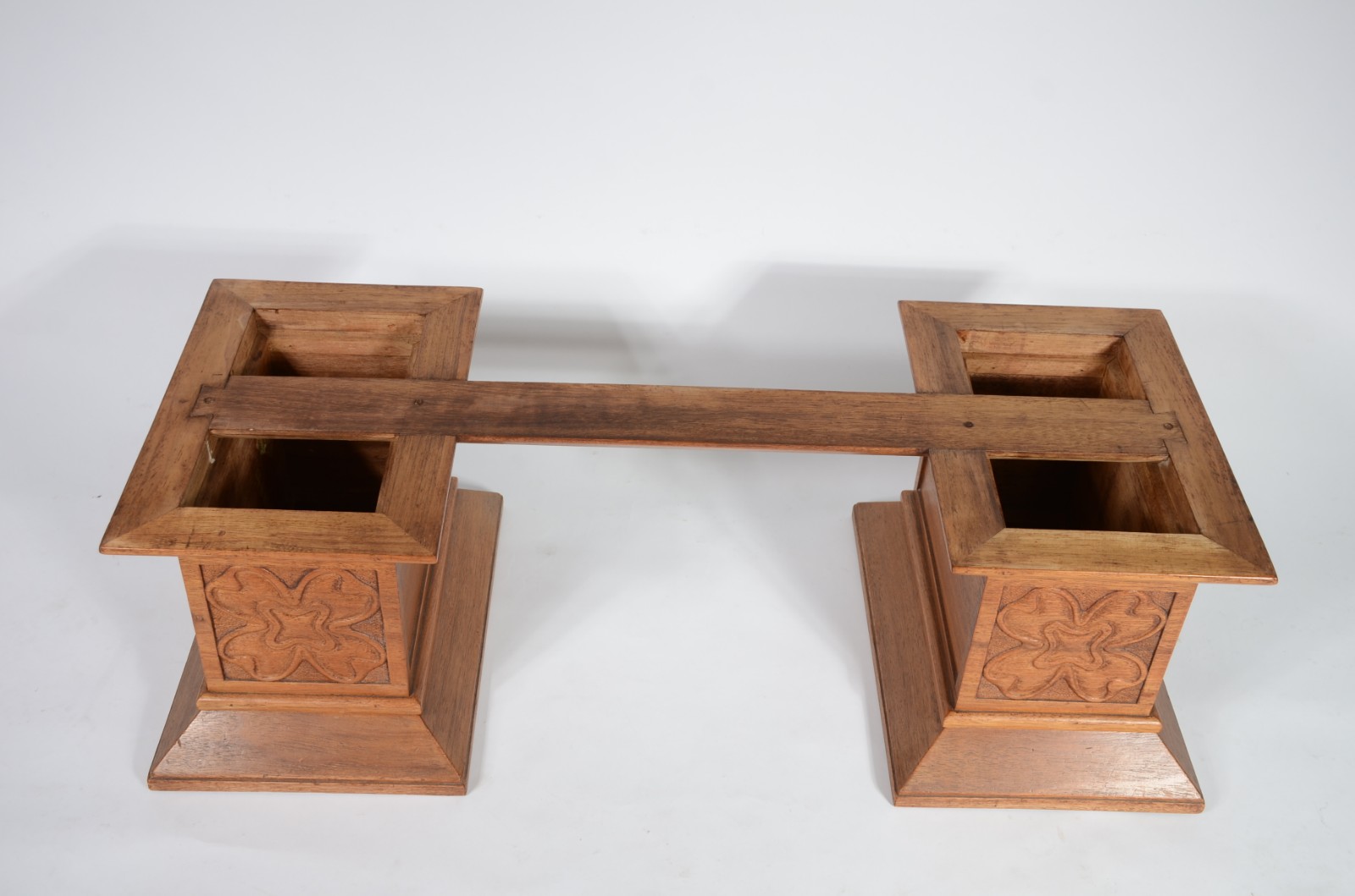 Mesa de centro com duas bases quadrangulares de madeira, detalhes... - foto 5 de 6