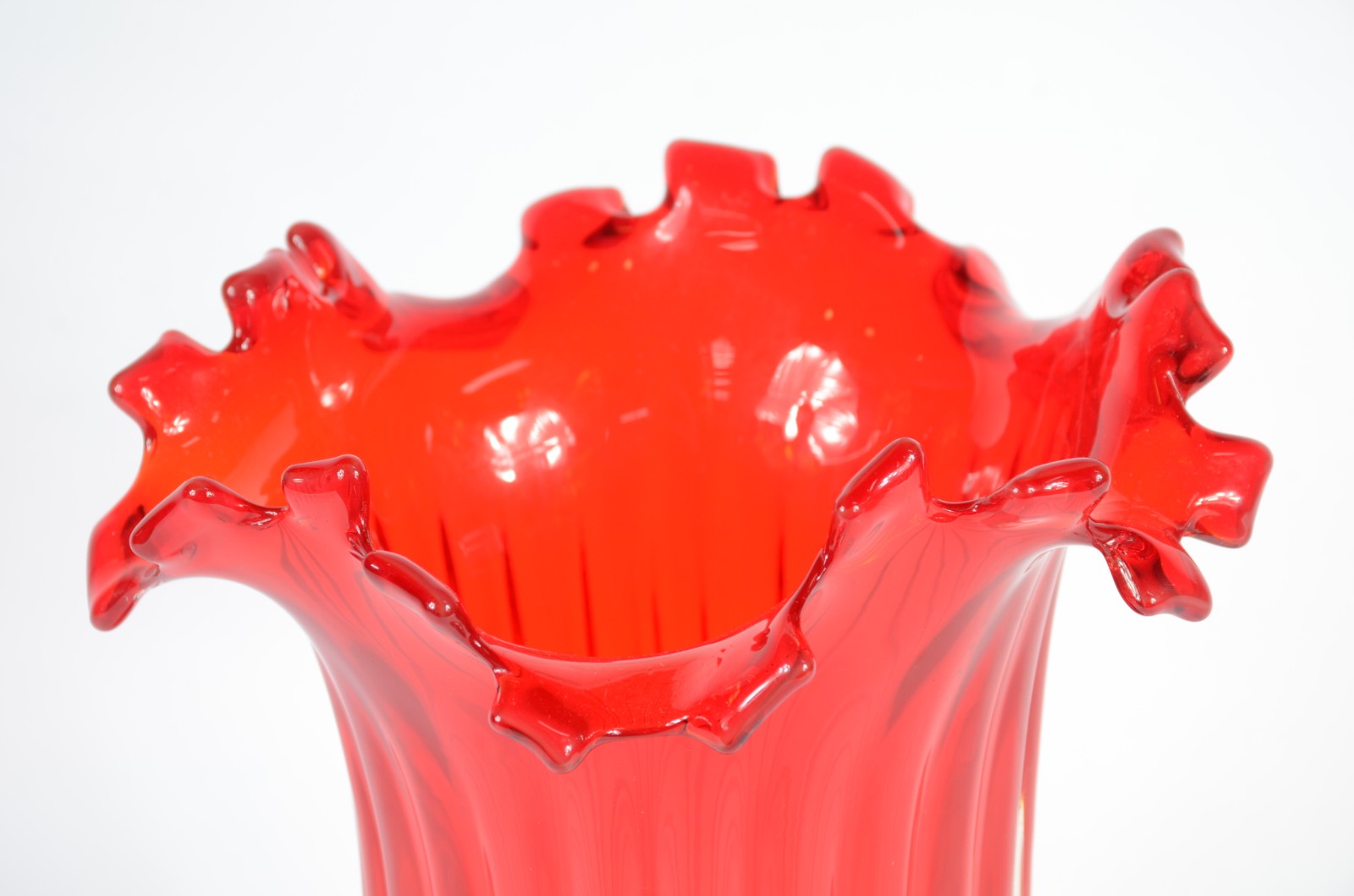 Vaso decorativo de vidro estilo murano na cor vermelha, feitio... - foto 3 de 4
