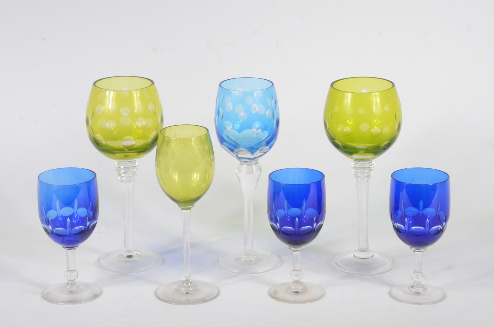 Sete taças para vinho de cristal lapidado em diversos formatos e... - foto 1 de 2