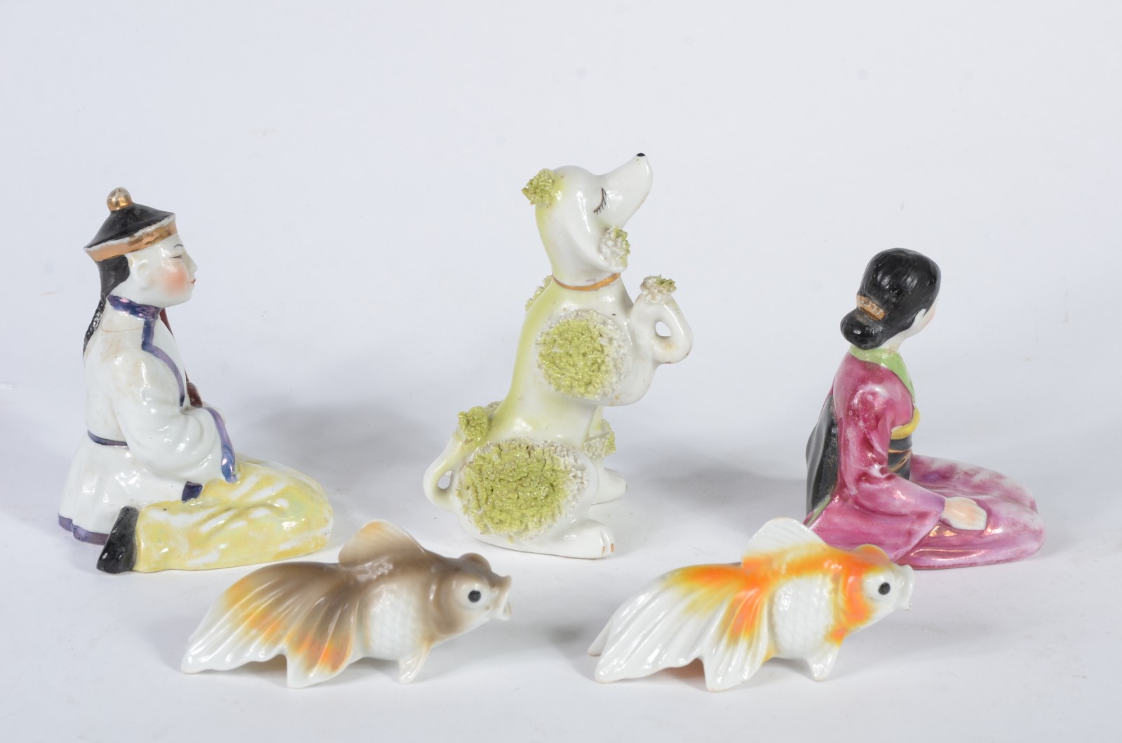Cinco estatuetas diversas de porcelana policromada, sendo: cachorro... - foto 2 de 5