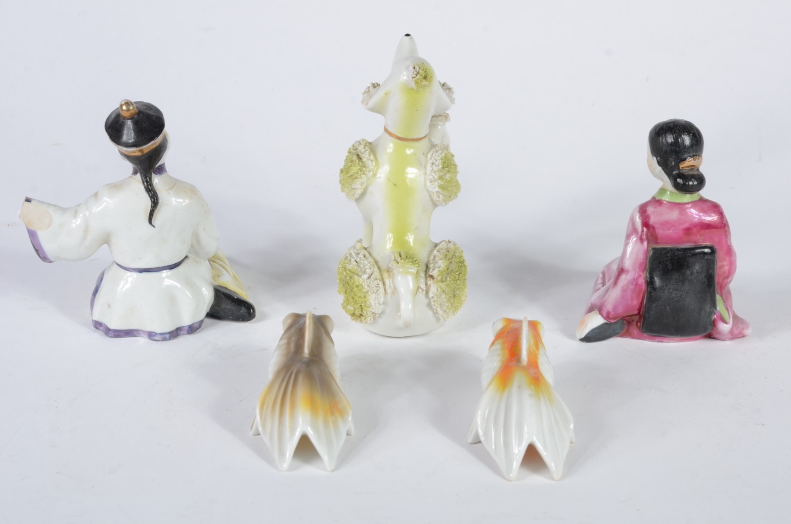 Cinco estatuetas diversas de porcelana policromada, sendo: cachorro... - foto 3 de 5