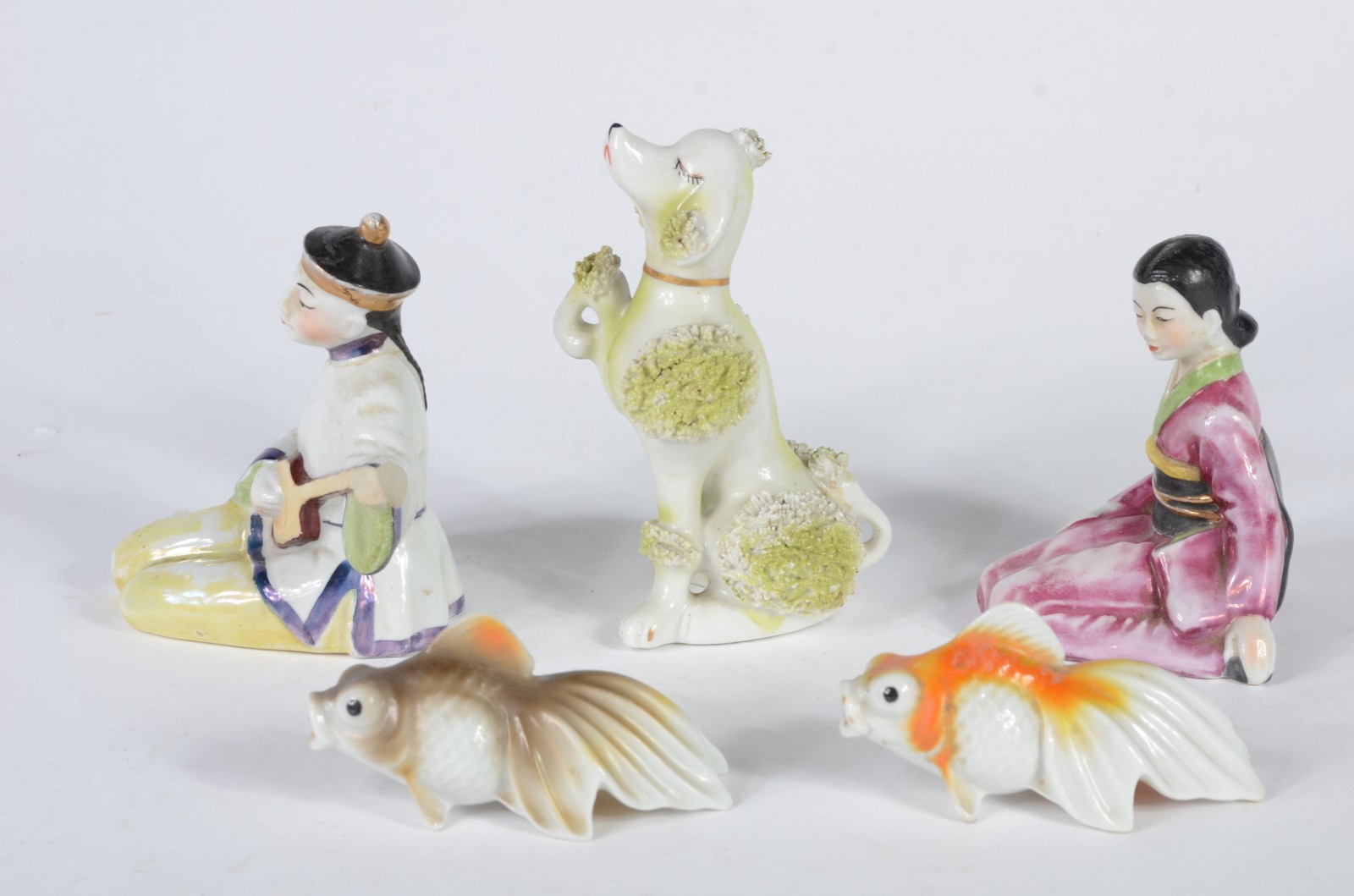 Cinco estatuetas diversas de porcelana policromada, sendo: cachorro... - foto 4 de 5
