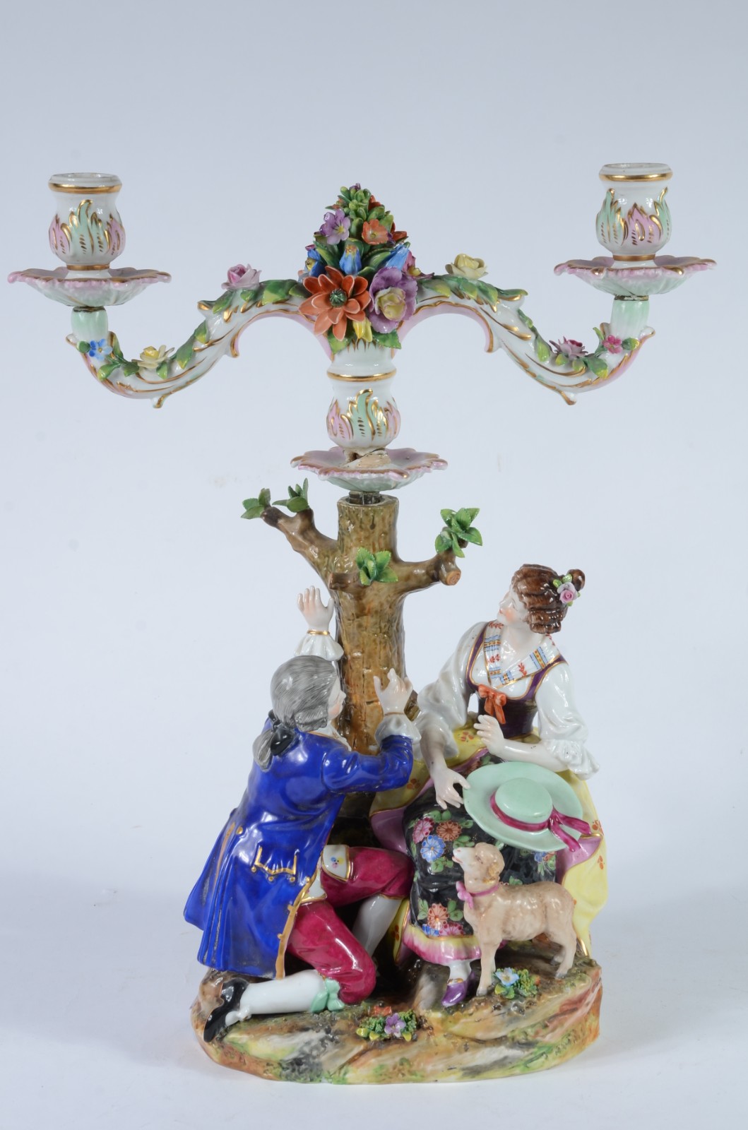 Candelabro para 2 velas de porcelana europeia representando casal de... - foto 1 de 11