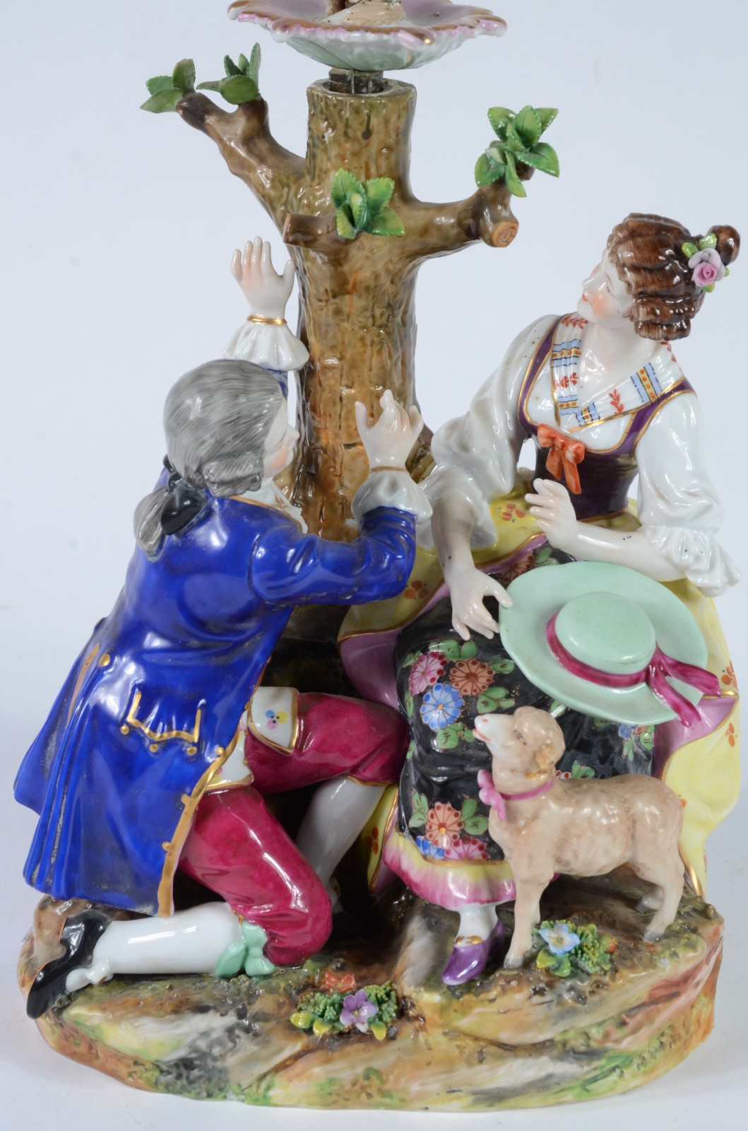 Candelabro para 2 velas de porcelana europeia representando casal de... - foto 2 de 11