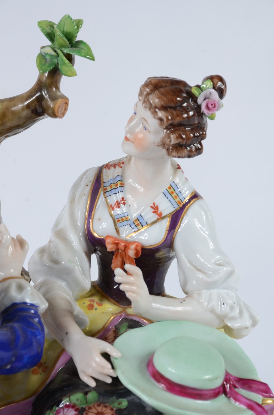 Candelabro para 2 velas de porcelana europeia representando casal de... - foto 4 de 11