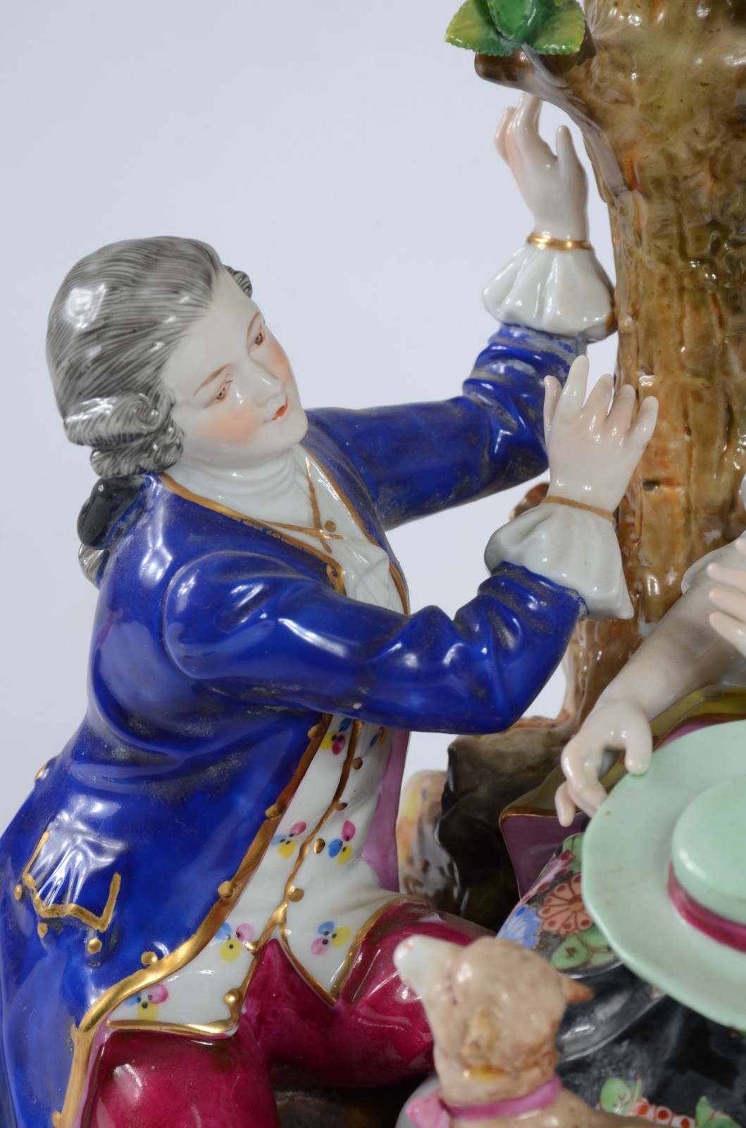 Candelabro para 2 velas de porcelana europeia representando casal de... - foto 5 de 11