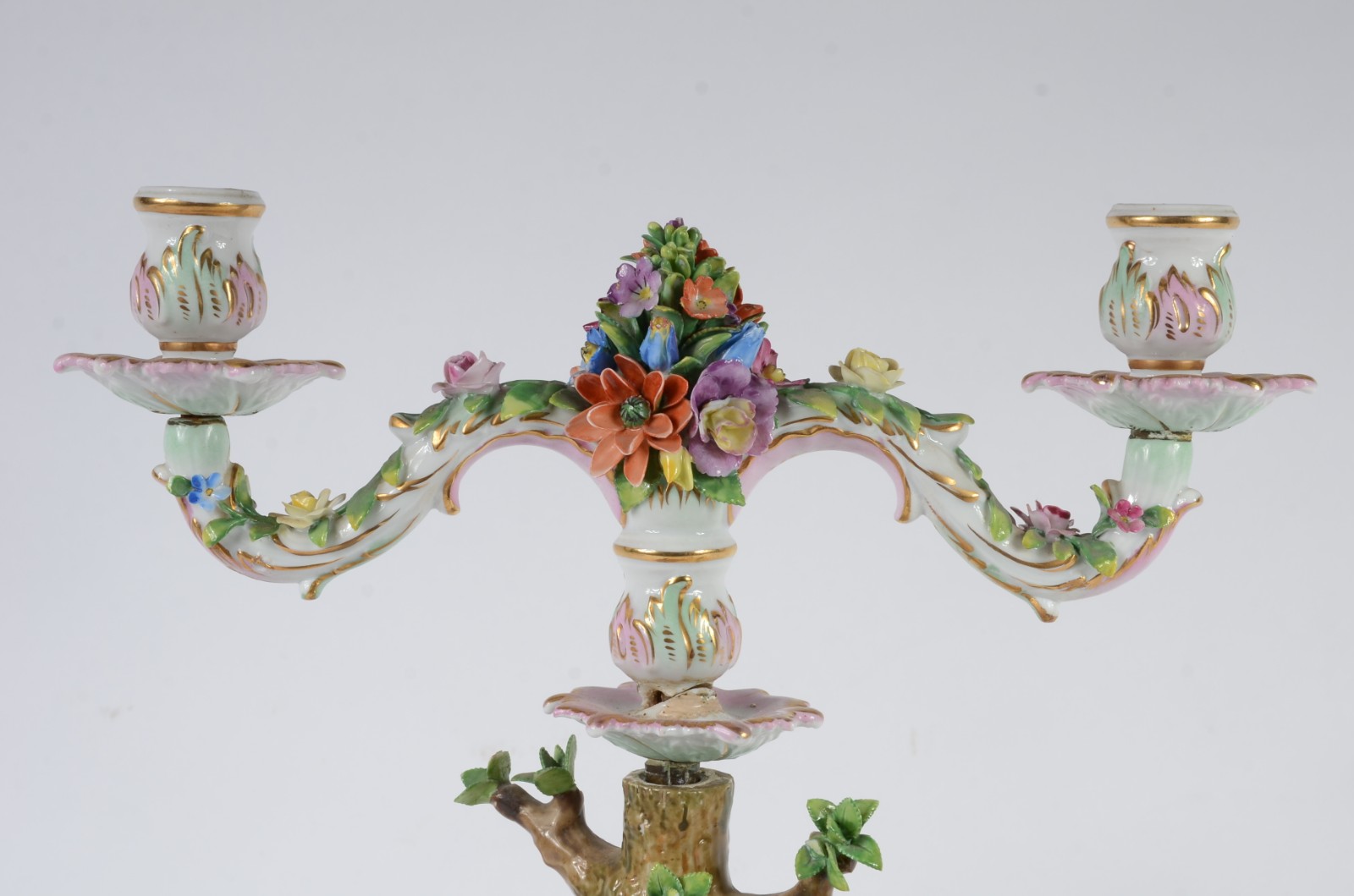 Candelabro para 2 velas de porcelana europeia representando casal de... - foto 6 de 11