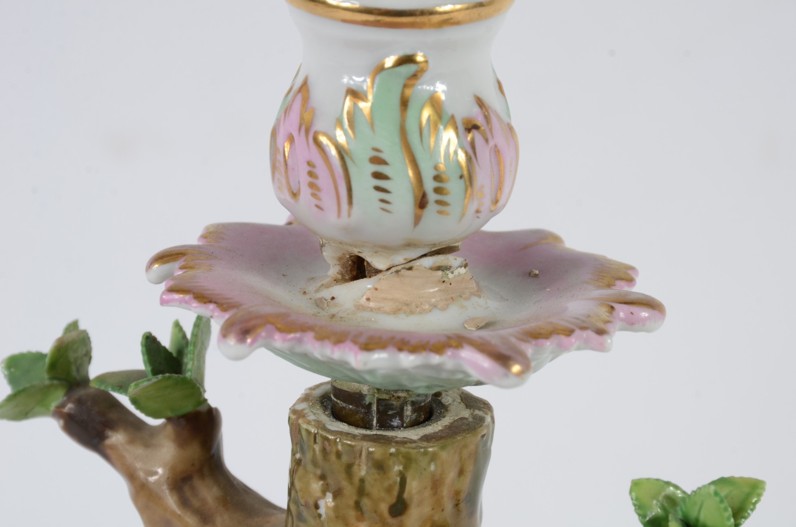 Candelabro para 2 velas de porcelana europeia representando casal de... - foto 7 de 11