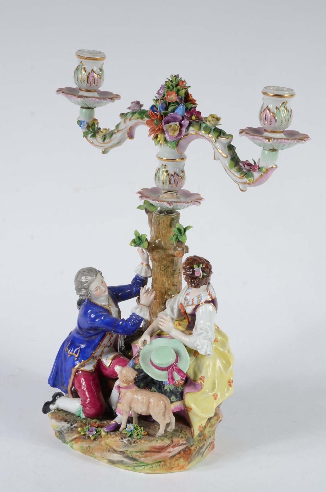 Candelabro para 2 velas de porcelana europeia representando casal de... - foto 10 de 11