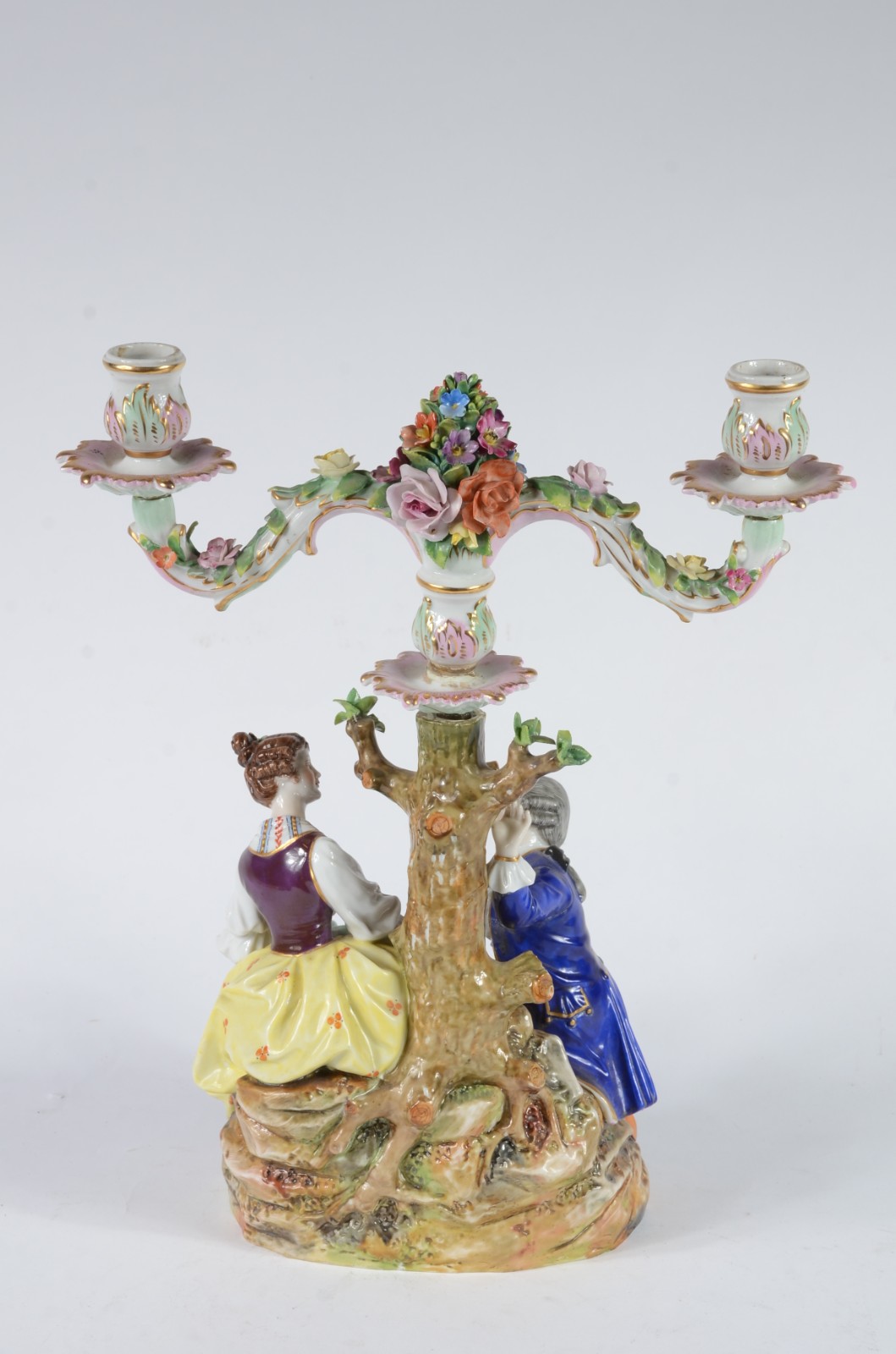 Candelabro para 2 velas de porcelana europeia representando casal de... - foto 11 de 11