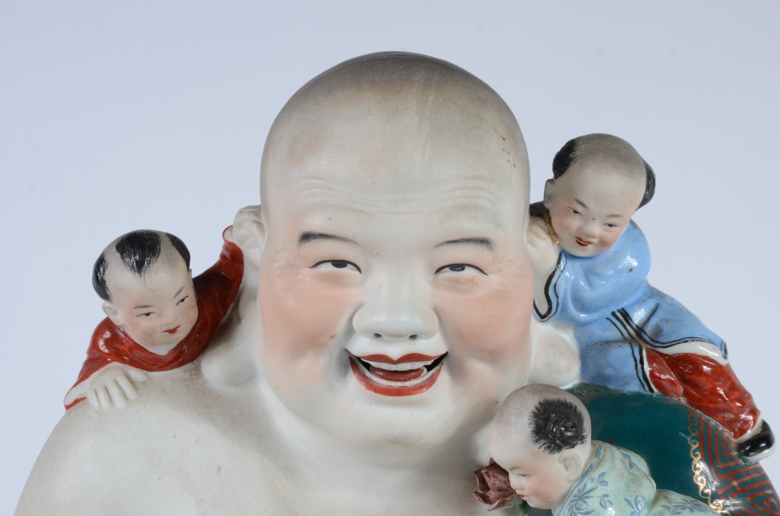 Escultura representando "Buda da fertilidade" de porcelana oriental... - foto 2 de 7