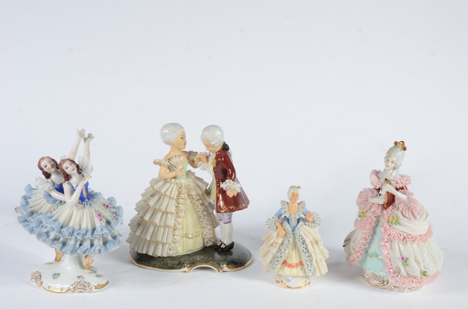 Quatro esculturas diversas de porcelana policromada representando... - foto 1 de 9