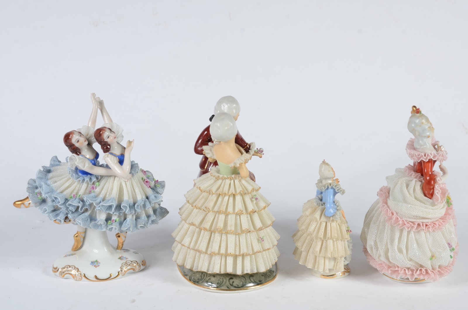 Quatro esculturas diversas de porcelana policromada representando... - foto 2 de 9