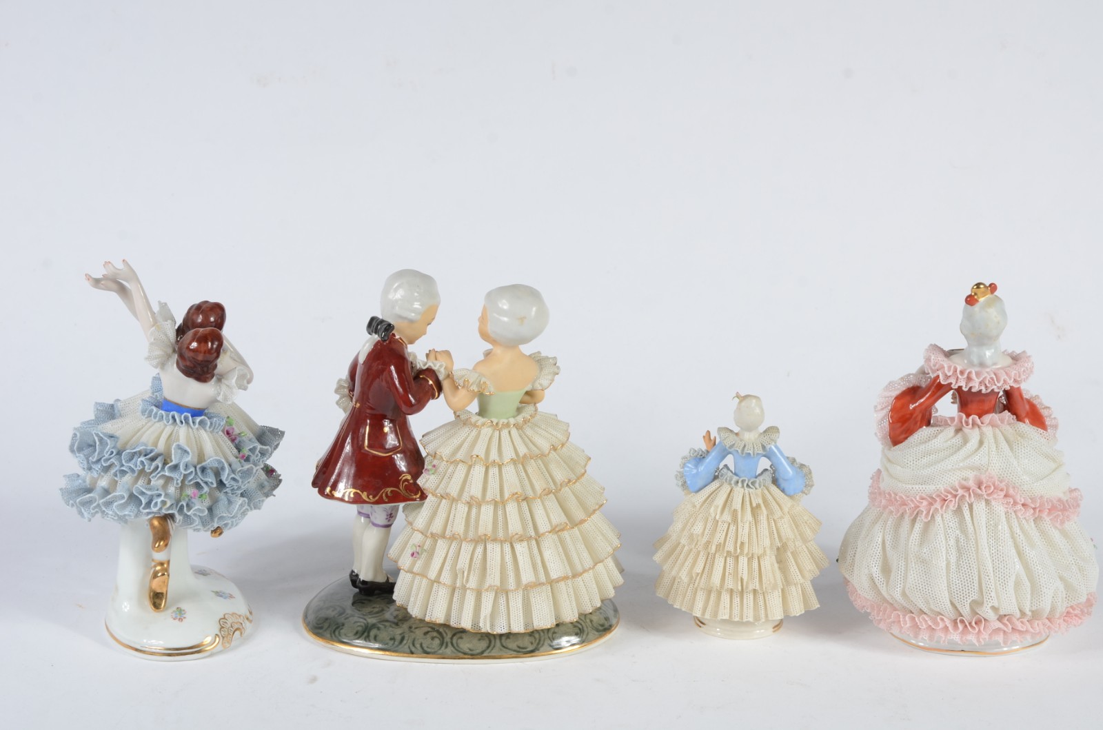 Quatro esculturas diversas de porcelana policromada representando... - foto 3 de 9