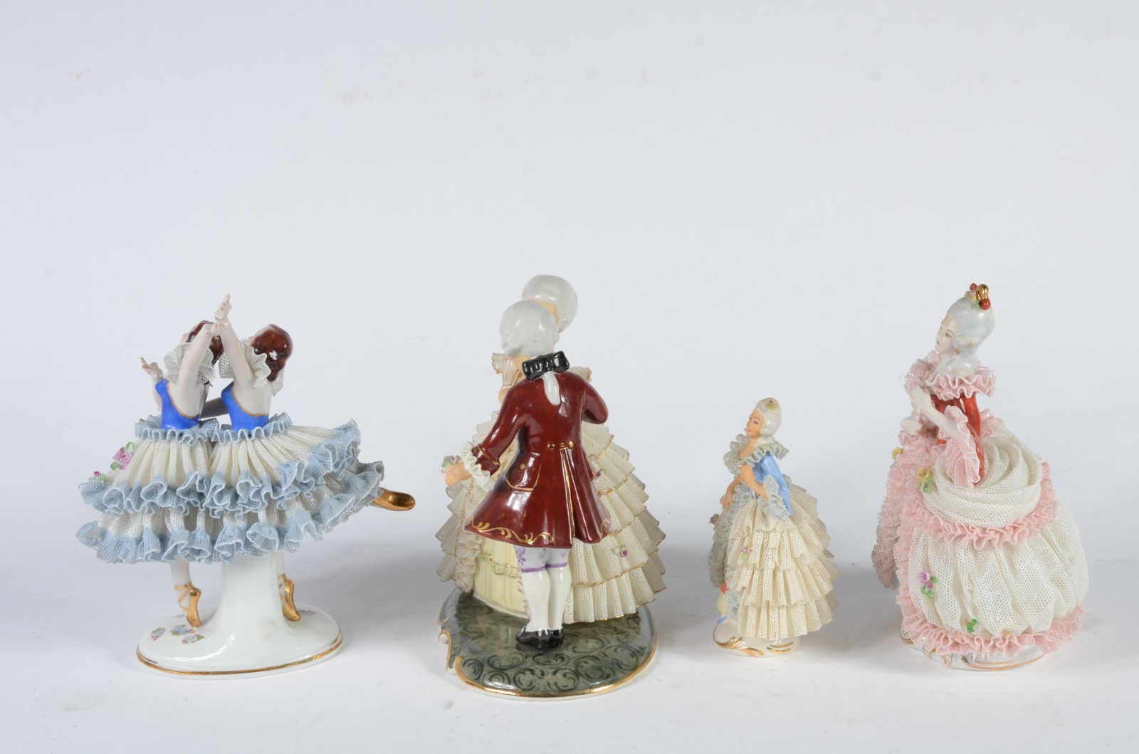 Quatro esculturas diversas de porcelana policromada representando... - foto 4 de 9