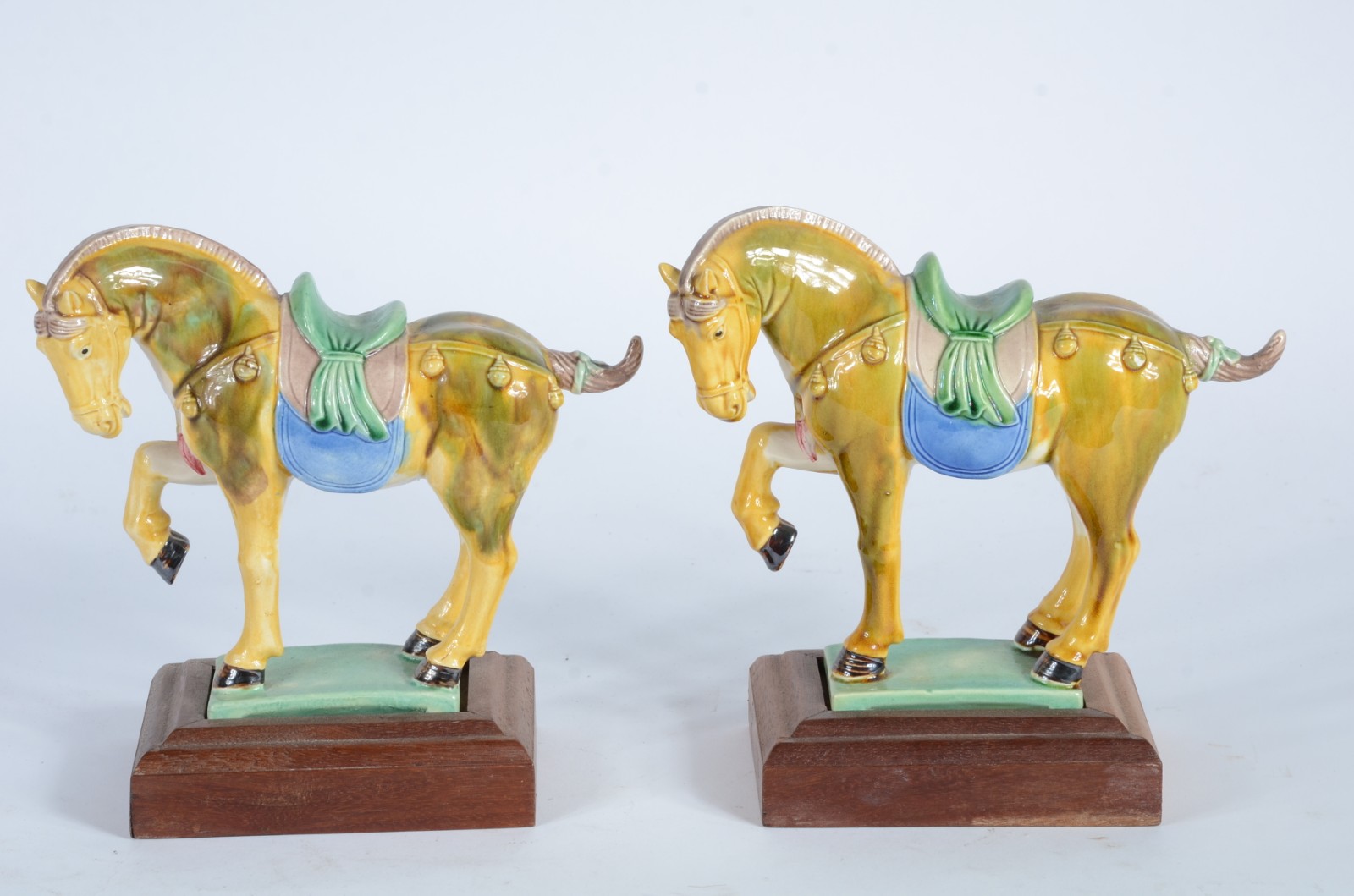 Par de cavalos de cerâmica policromada, estilo oriental, bases de... - foto 3 de 6