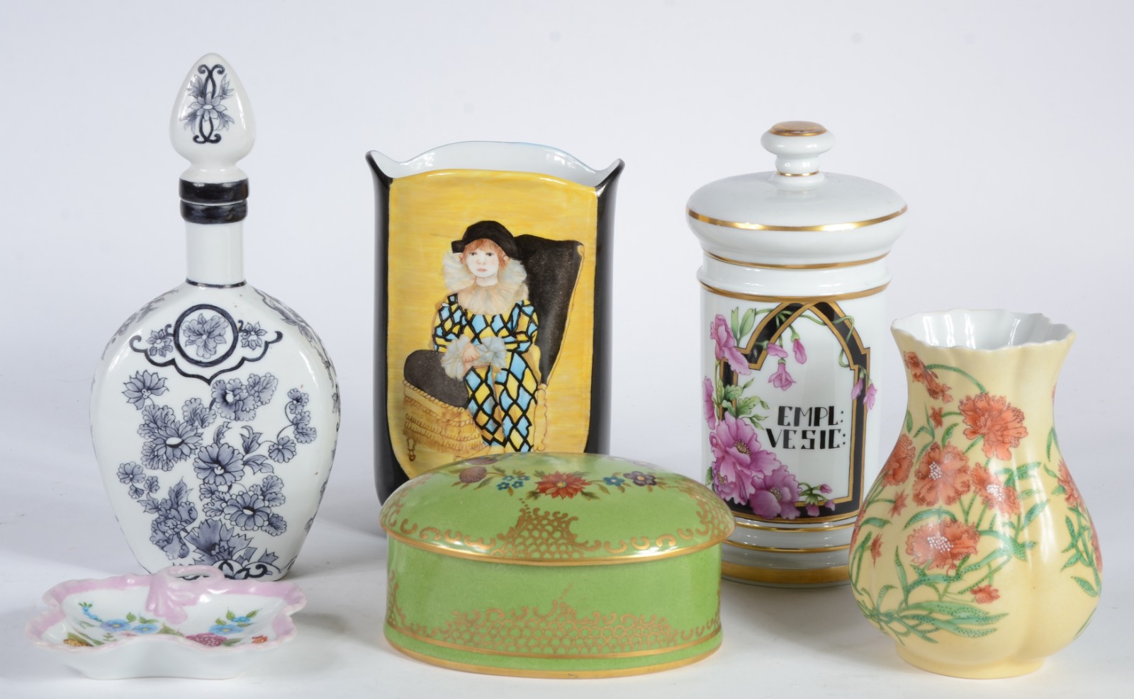 Seis peças diversas de porcelana pintada á mão, sendo: caixa redonda... - foto 1 de 10