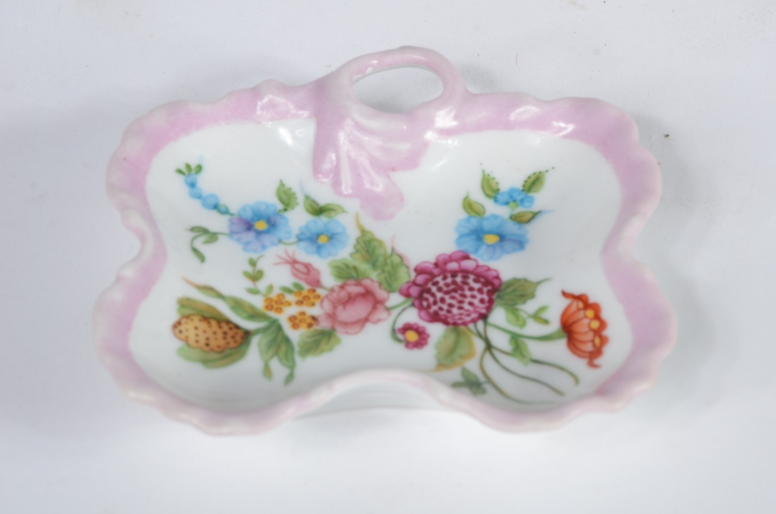 Seis peças diversas de porcelana pintada á mão, sendo: caixa redonda... - foto 2 de 10