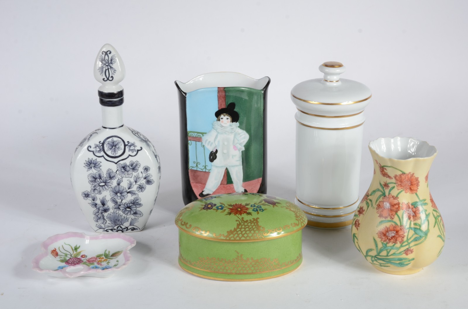 Seis peças diversas de porcelana pintada á mão, sendo: caixa redonda... - foto 3 de 10