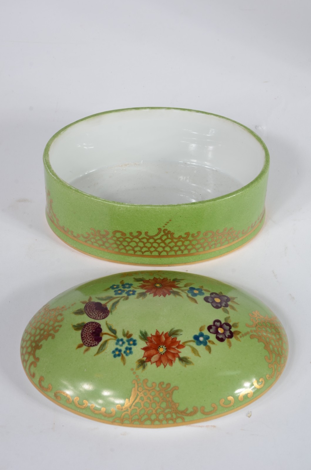 Seis peças diversas de porcelana pintada á mão, sendo: caixa redonda... - foto 4 de 10
