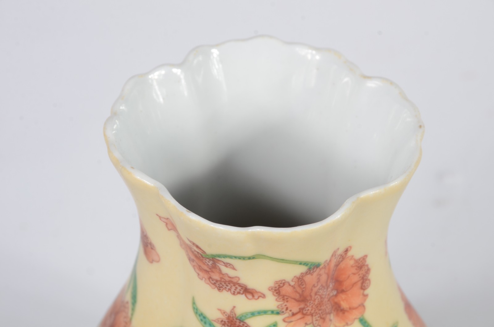 Seis peças diversas de porcelana pintada á mão, sendo: caixa redonda... - foto 6 de 10
