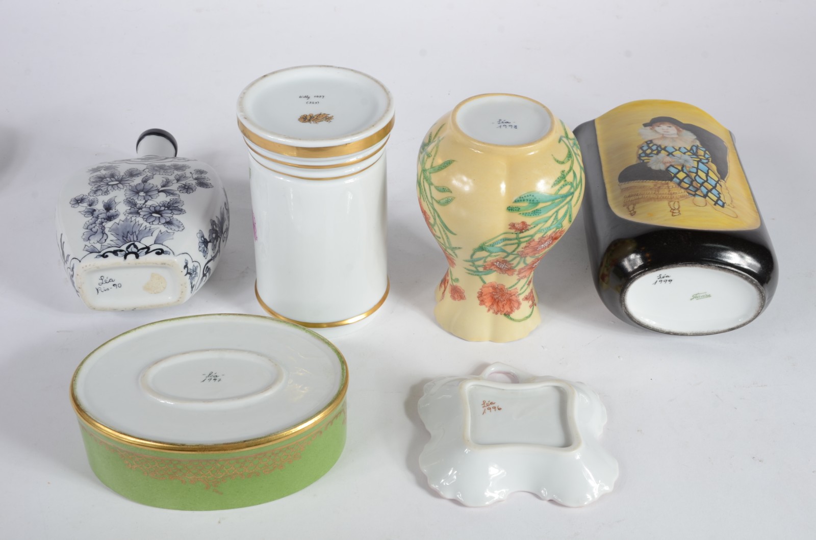 Seis peças diversas de porcelana pintada á mão, sendo: caixa redonda... - foto 9 de 10