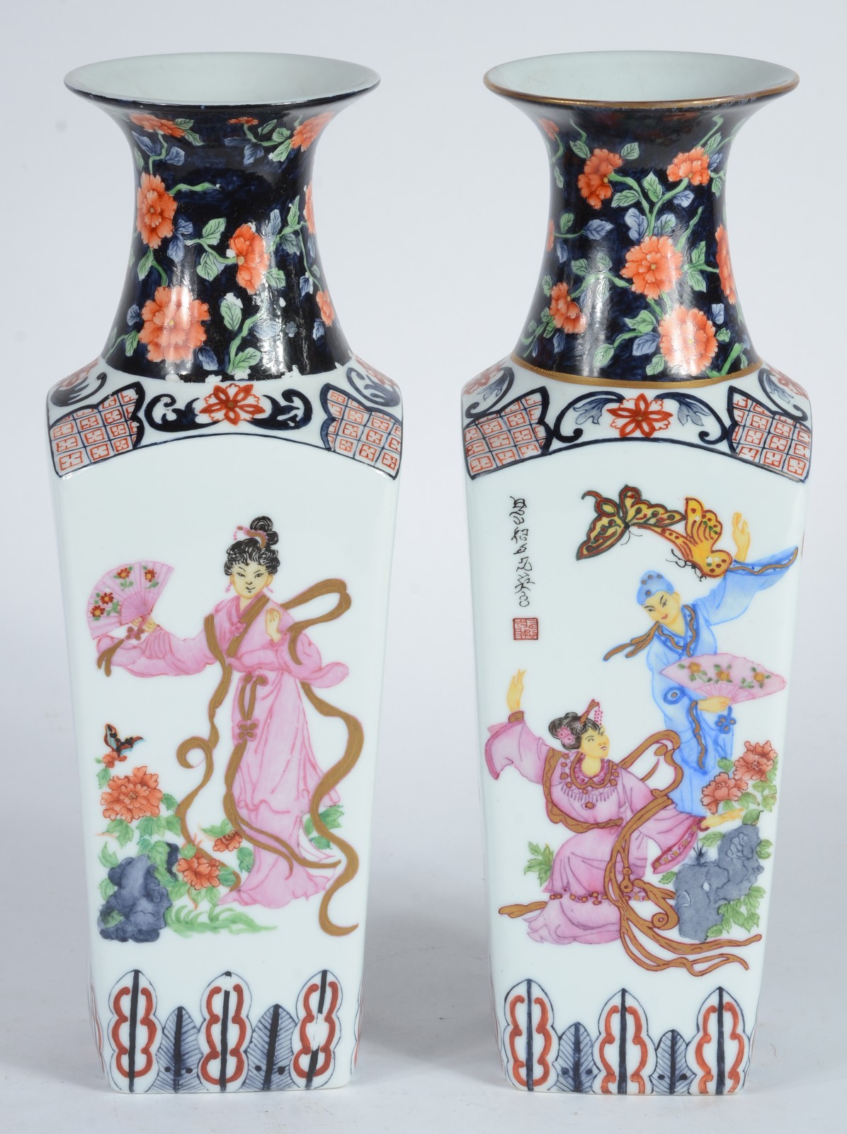 Par de vasos de porcelana pintados á mão com motivos orientais de... - foto 1 de 5