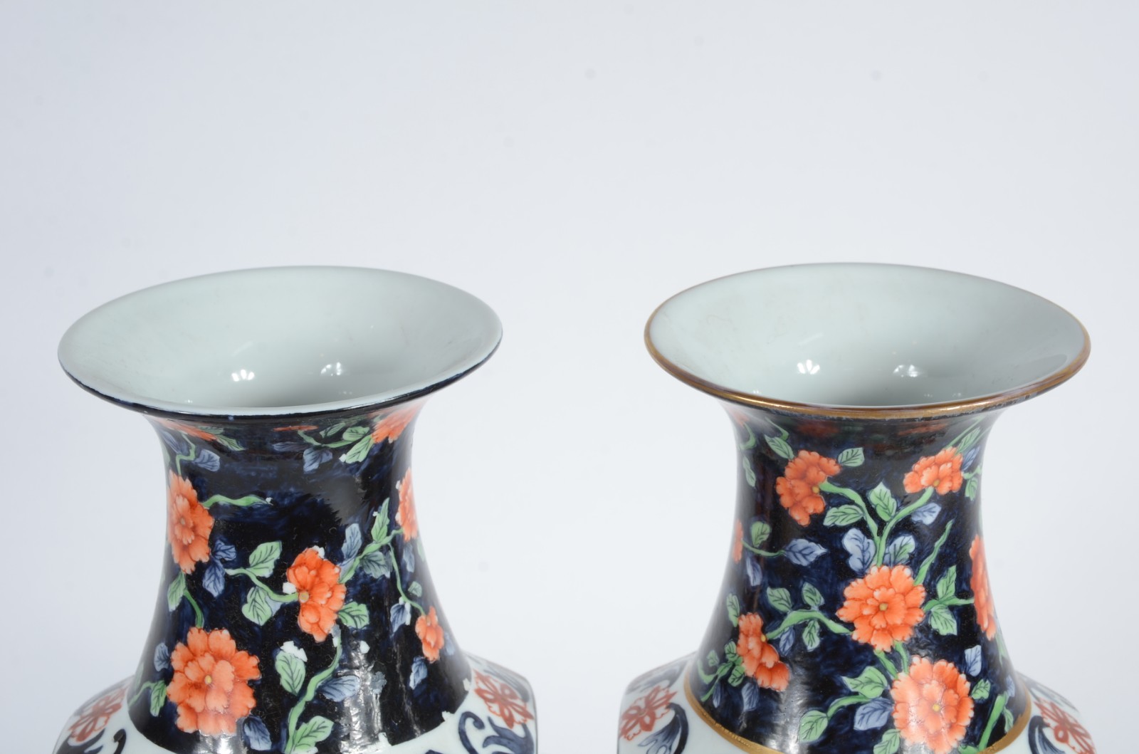 Par de vasos de porcelana pintados á mão com motivos orientais de... - foto 2 de 5