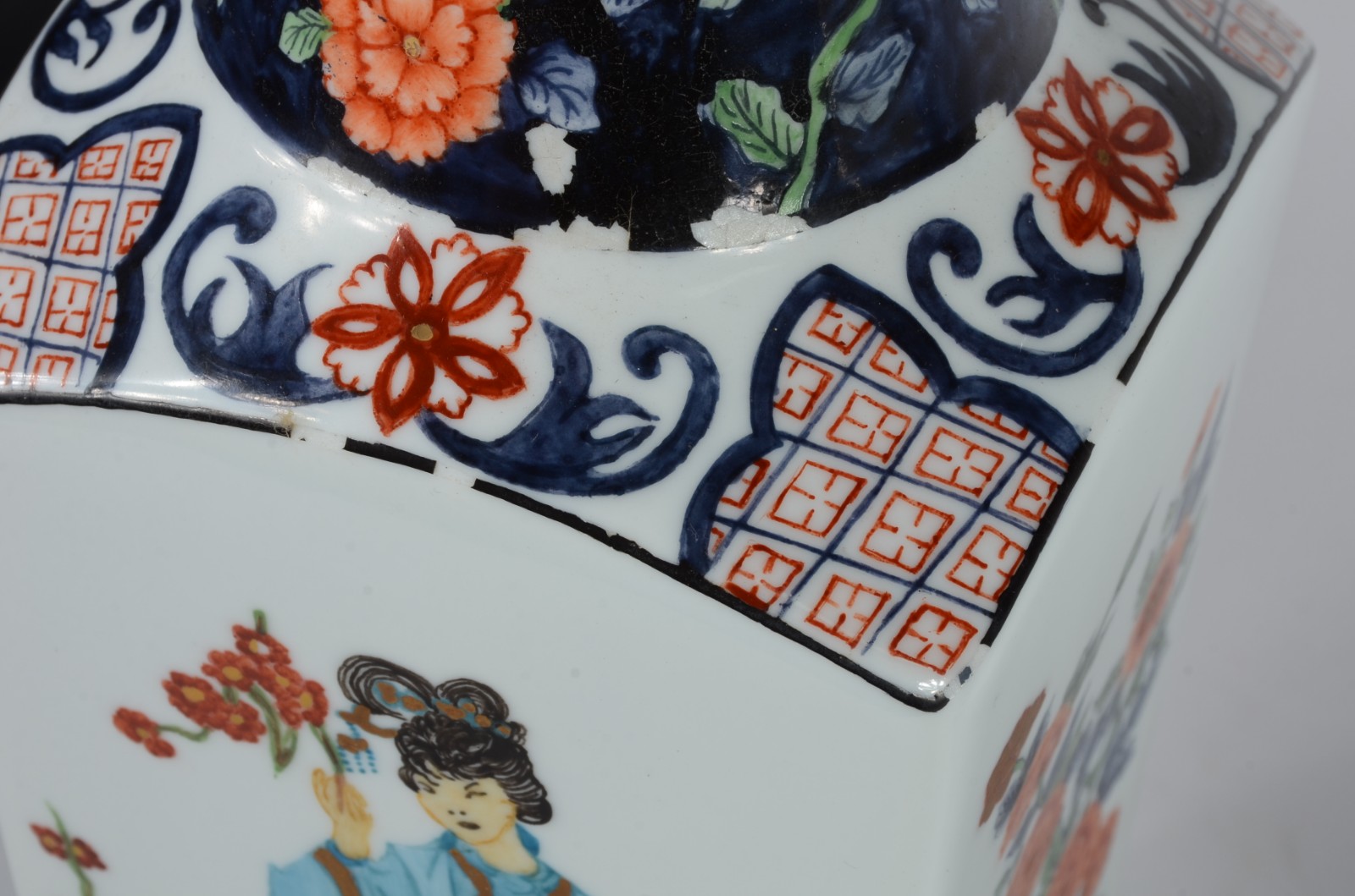 Par de vasos de porcelana pintados á mão com motivos orientais de... - foto 5 de 5