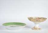 Conde de Nova Friburgo,  - Duas peças de porcelana europeia, sendo: fruteira que pertenceu ao serviço do Conde de Nova Friburgo,  Bernardo Clemente Pinto Sobrinho, decorada com 