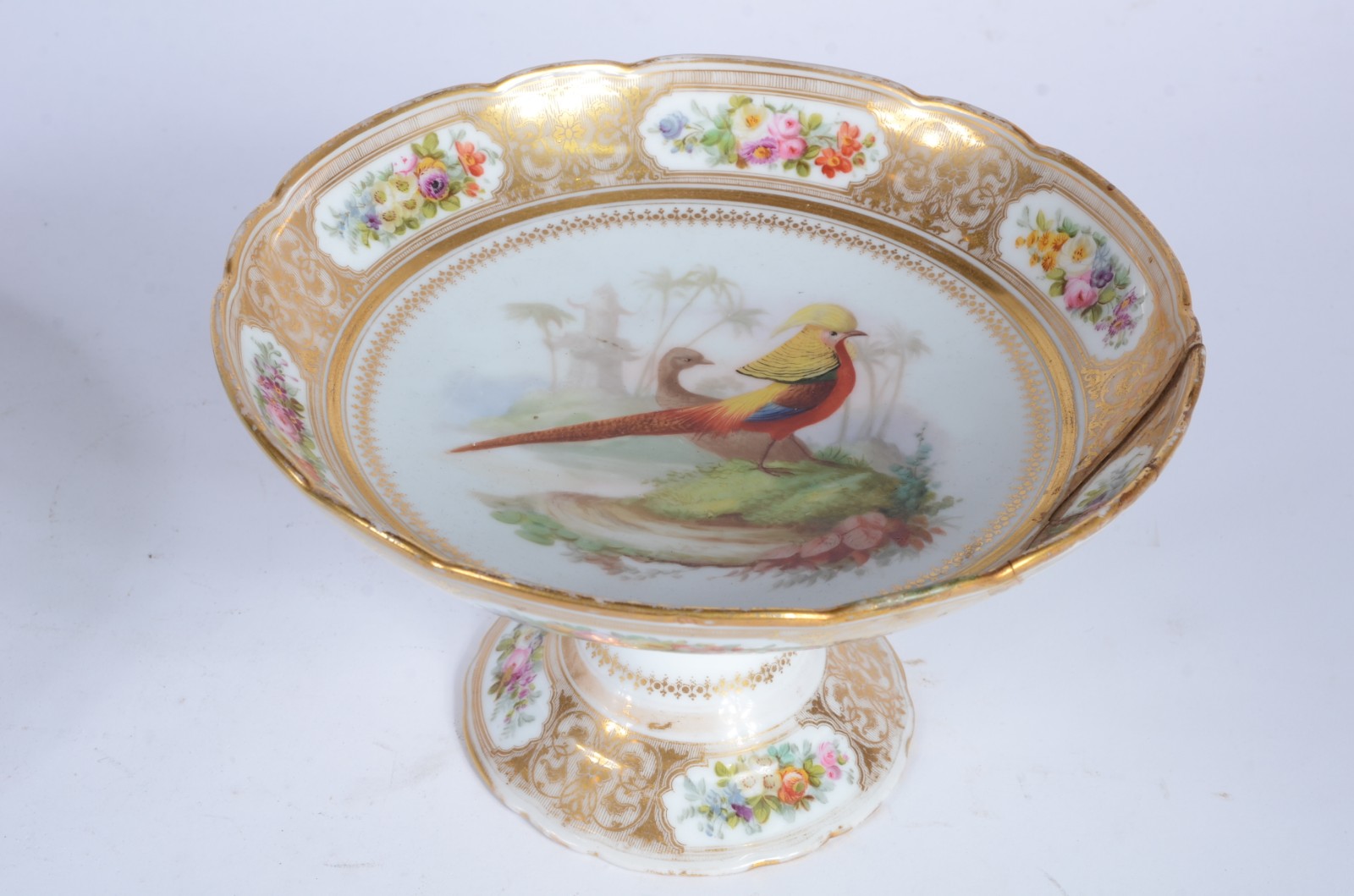 Duas peças de porcelana europeia, sendo: fruteira que pertenceu ao... - foto 4 de 10