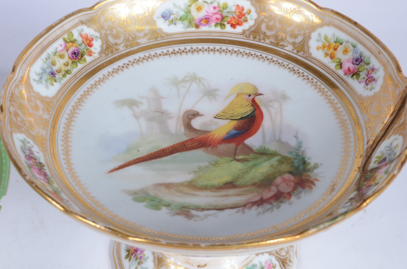 Duas peças de porcelana europeia, sendo: fruteira que pertenceu ao... - foto 5 de 10