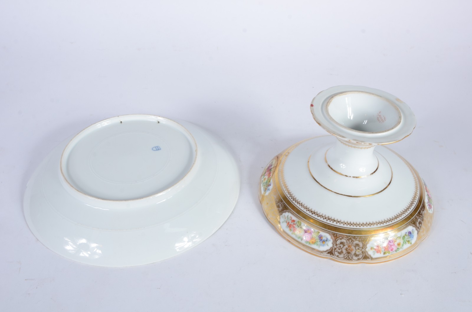 Duas peças de porcelana europeia, sendo: fruteira que pertenceu ao... - foto 7 de 10