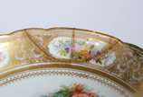 Conde de Nova Friburgo,  - Duas peças de porcelana europeia, sendo: fruteira que pertenceu ao serviço do Conde de Nova Friburgo,  Bernardo Clemente Pinto Sobrinho, decorada com 