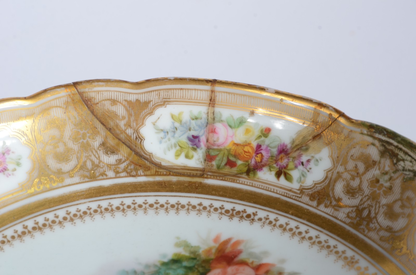 Duas peças de porcelana europeia, sendo: fruteira que pertenceu ao... - foto 9 de 10