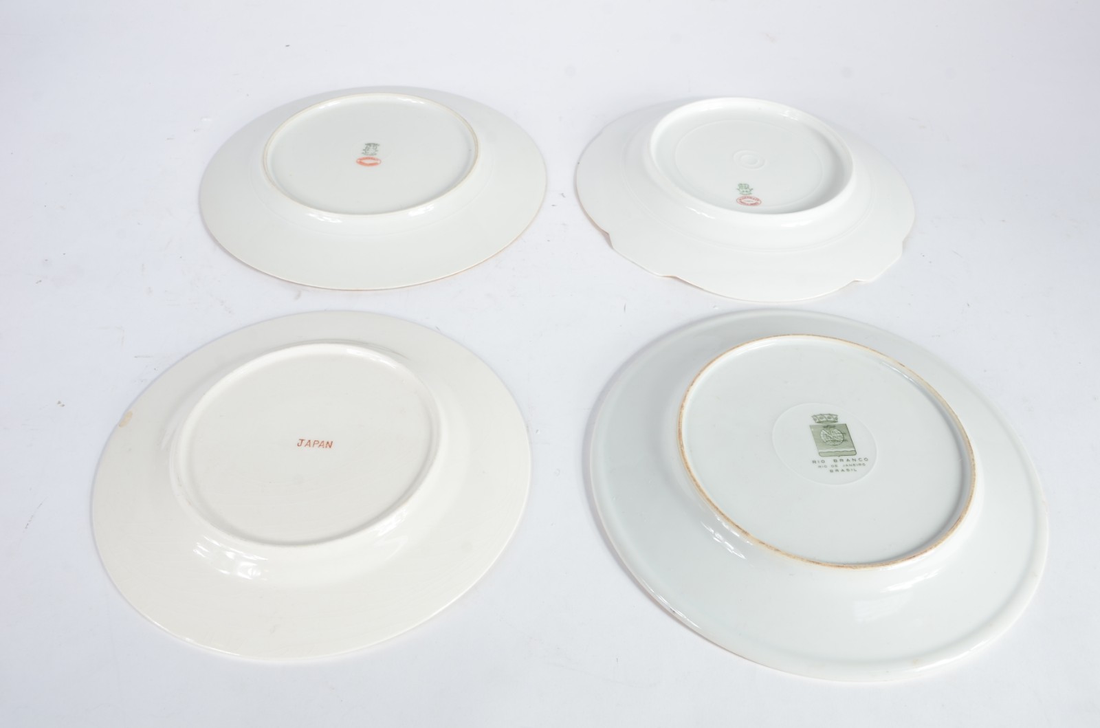 Quatro pratos de porcelana de diversas procedências, sendo um japonês... - foto 2 de 11