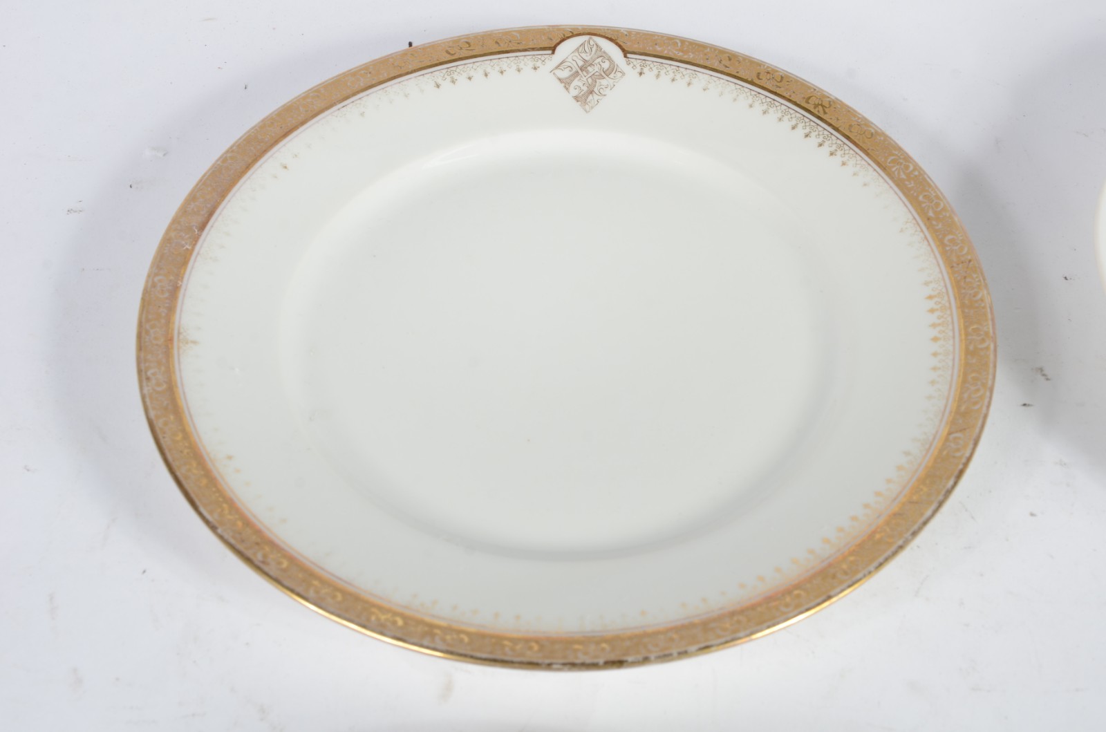 Quatro pratos de porcelana de diversas procedências, sendo um japonês... - foto 4 de 11