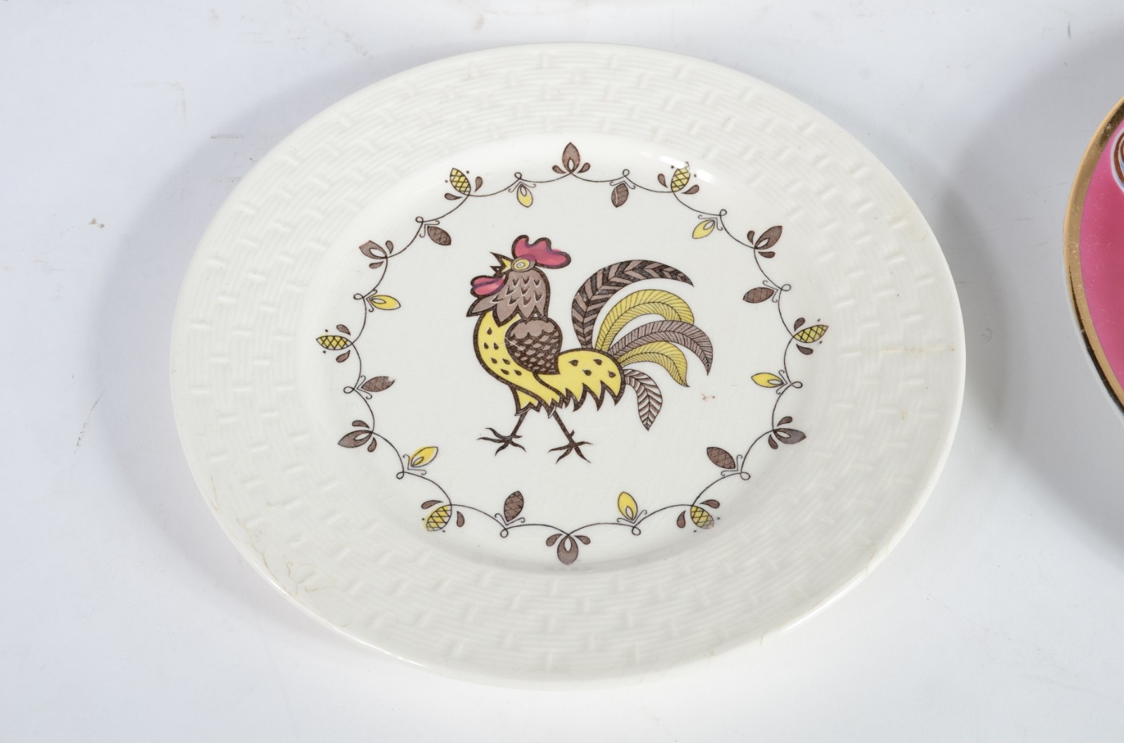 Quatro pratos de porcelana de diversas procedências, sendo um japonês... - foto 6 de 11