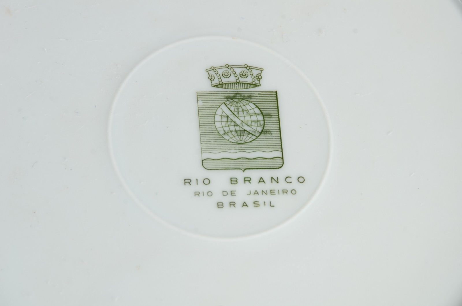 Quatro pratos de porcelana de diversas procedências, sendo um japonês... - foto 7 de 11
