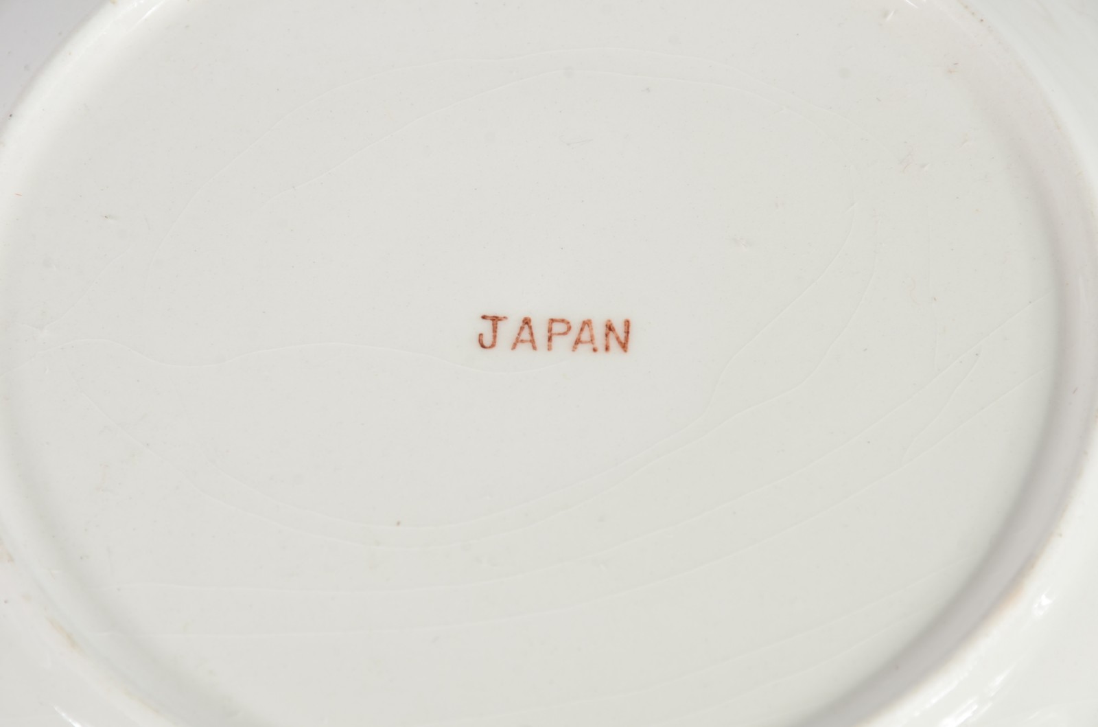 Quatro pratos de porcelana de diversas procedências, sendo um japonês... - foto 9 de 11