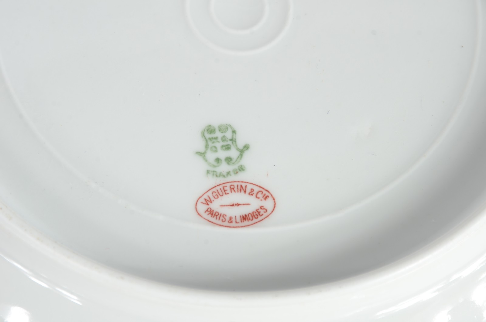 Quatro pratos de porcelana de diversas procedências, sendo um japonês... - foto 10 de 11