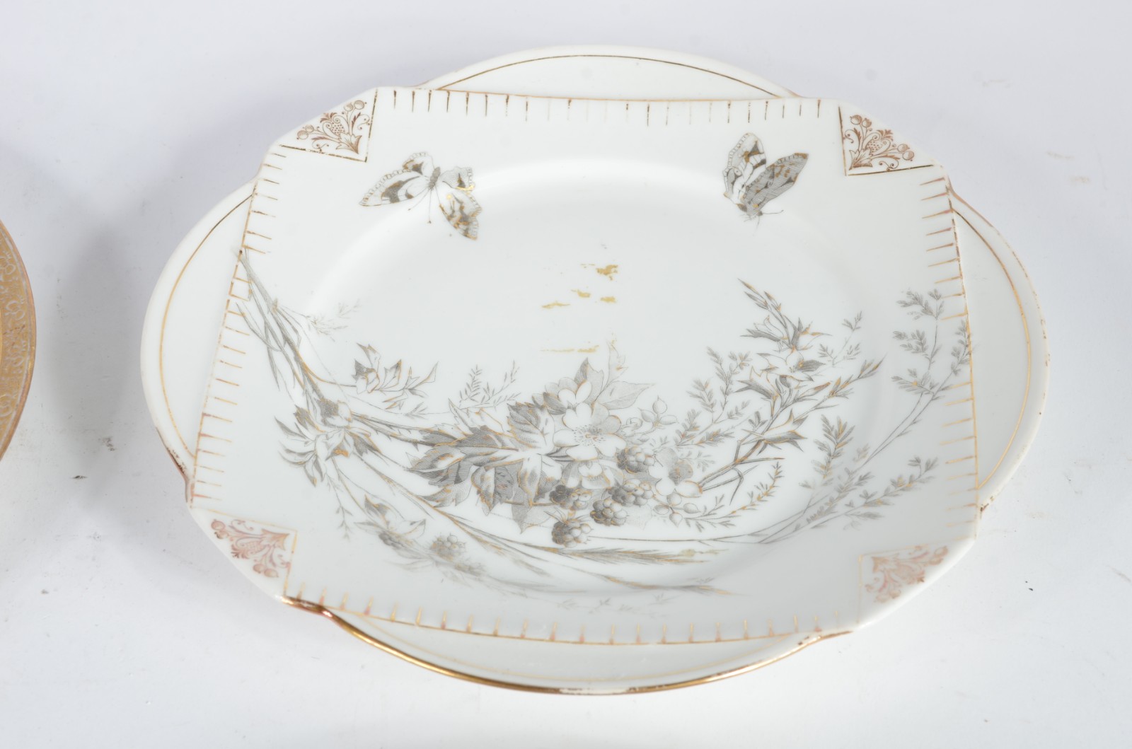 Quatro pratos de porcelana de diversas procedências, sendo um japonês... - foto 3 de 11
