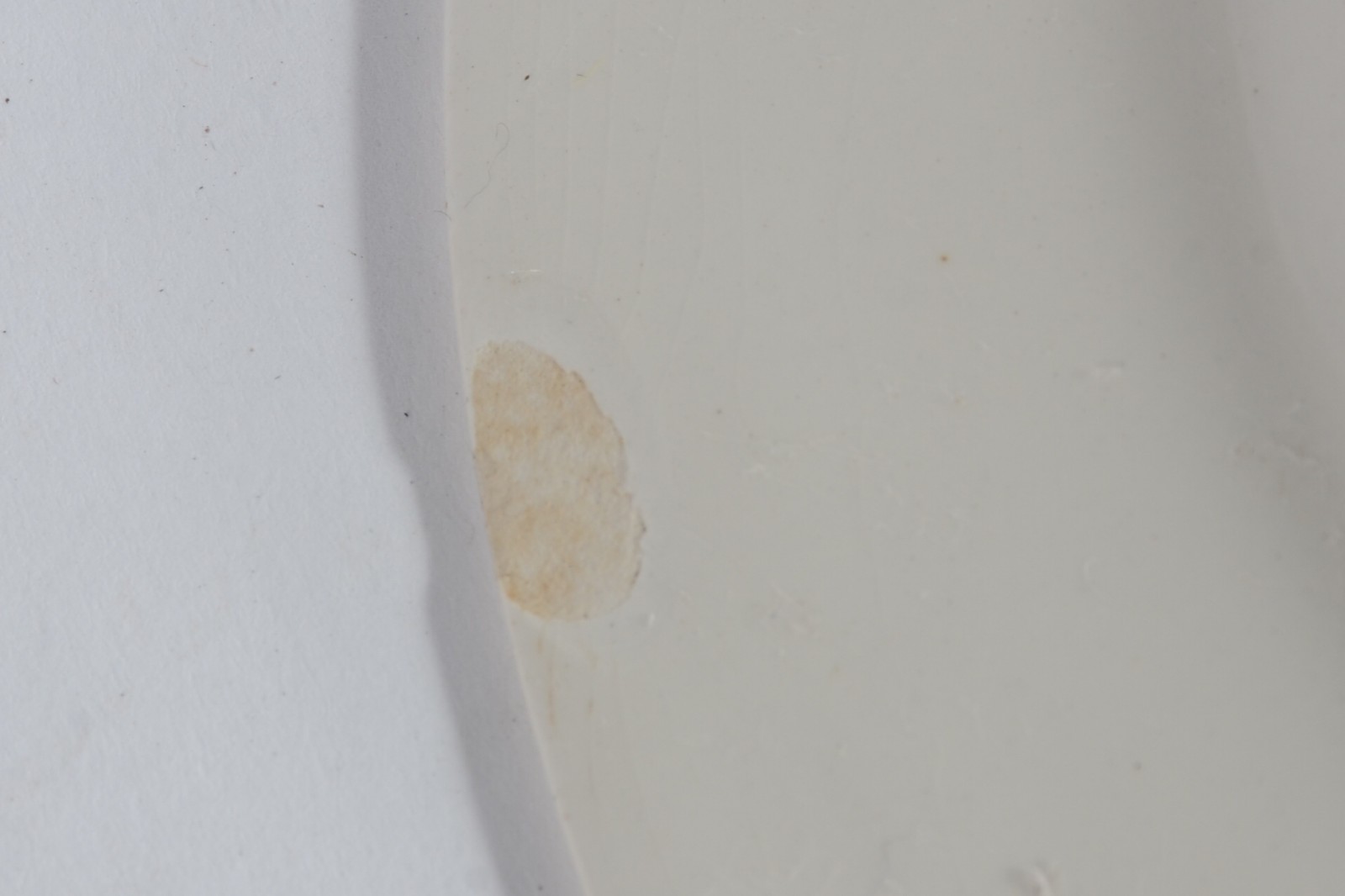 Quatro pratos de porcelana de diversas procedências, sendo um japonês... - foto 11 de 11
