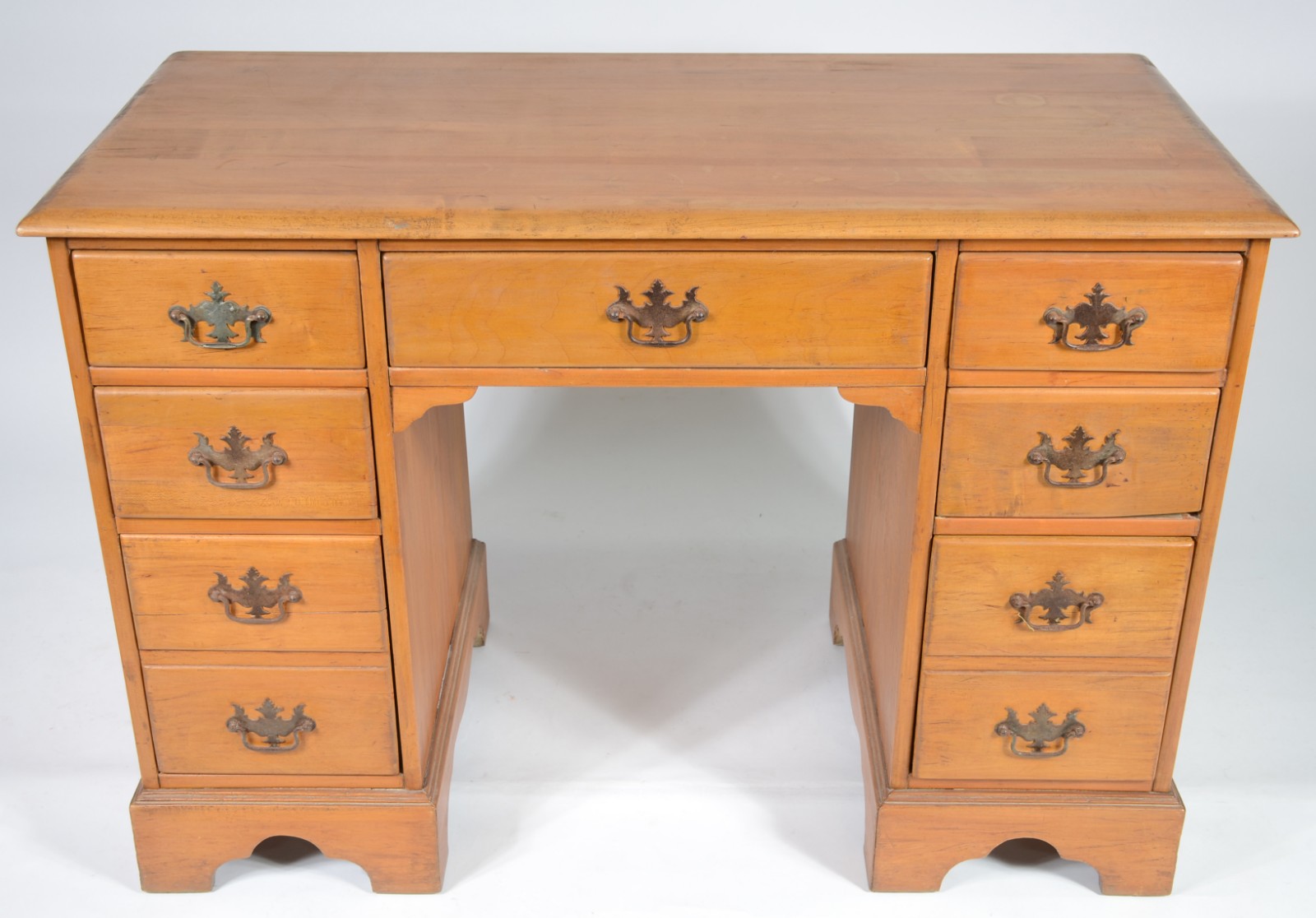 Mesa para escritório de madeira clara, gaveta central e 8 gavetas... - foto 2 de 10