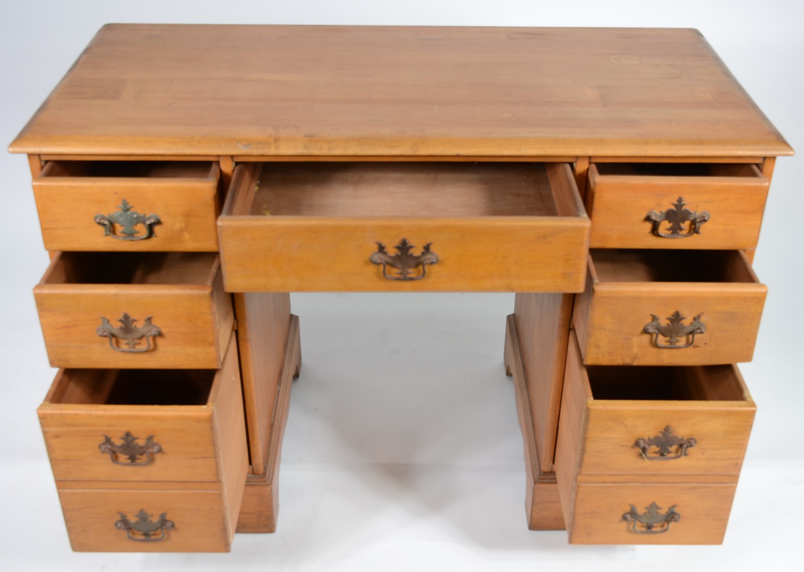 Mesa para escritório de madeira clara, gaveta central e 8 gavetas... - foto 3 de 10