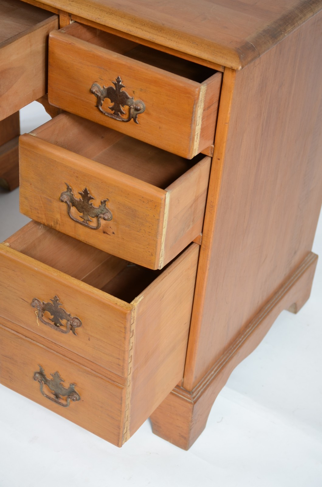 Mesa para escritório de madeira clara, gaveta central e 8 gavetas... - foto 4 de 10